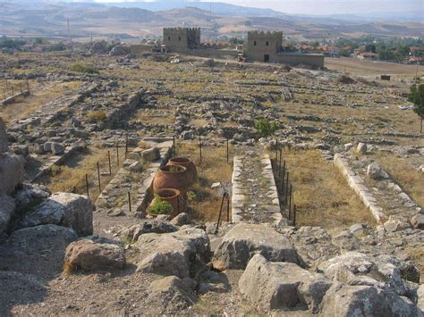  ゲズテペの遺跡発掘: 21世紀における古代ヒッタイト文明の再発見と現代トルコの観光産業への影響